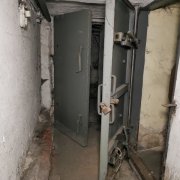 w cieniu linii kolejowej 38